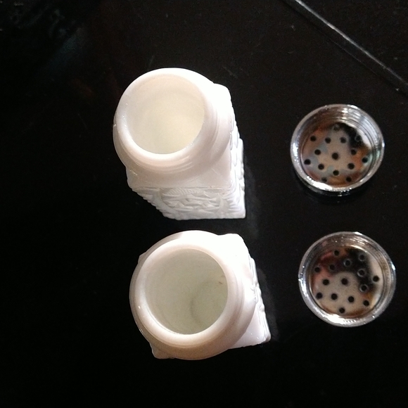 Milk Glass Salt and Pepper Shakers Atomic Pattern - Picture 8 of 11